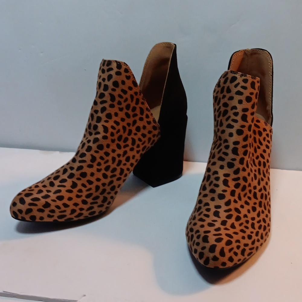 Bamboo Leopard print ankle boots sz8